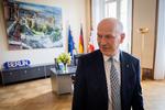 Berlins nyvalgte borgmester, Kai Wegner, i borgmesterkontoret i Det Røde Rådhus.   Foto: Pool/Ritzau Scanpix