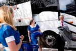 En lille flok Irma-fans er taget til Middelfart, hvor Coop holder landsrådsmøde i denne weekend. Med i bagagen har Irma-kunderne en goodiebag til de 126 landsrådsmedlemmer, der udgør Coops øverste beslutningsorgan.  Foto: Mads Nissen