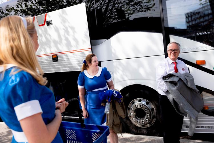 En lille flok Irma-fans er taget til Middelfart, hvor Coop holder landsrådsmøde i denne weekend. Med i bagagen har Irma-kunderne en goodiebag til de 126 landsrådsmedlemmer, der udgør Coops øverste beslutningsorgan.  Foto: Mads Nissen