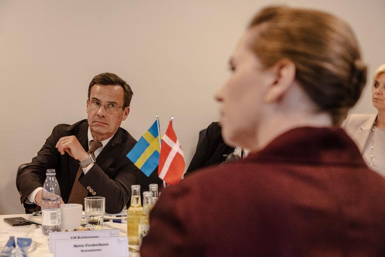 Sveriges statsminister Ulf Kristersson har netop besøgt sin danske kollega Mette Frederiksen, og her skamroste han den danske udlændingepolitik. Kristersson tror, at et modtagecenter for flygtninge uden for Europa er fremtiden. Foto: Anders Holst Pedersen
