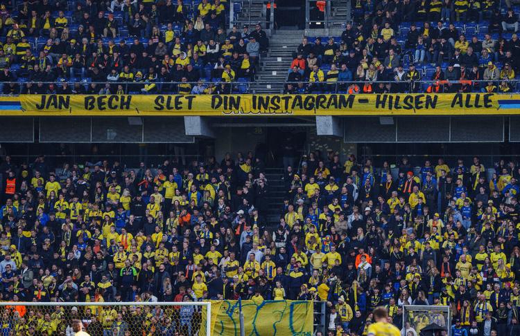 Brøndby-fans sendte en hilsen til bestyrelsesformand Jan Bech Andersen, da hans profeti om en snarlig værdiaftale mellem fans og ledelse var faldet til jorden. Foto: Liselotte Sabroe/Ritzau Scanpix