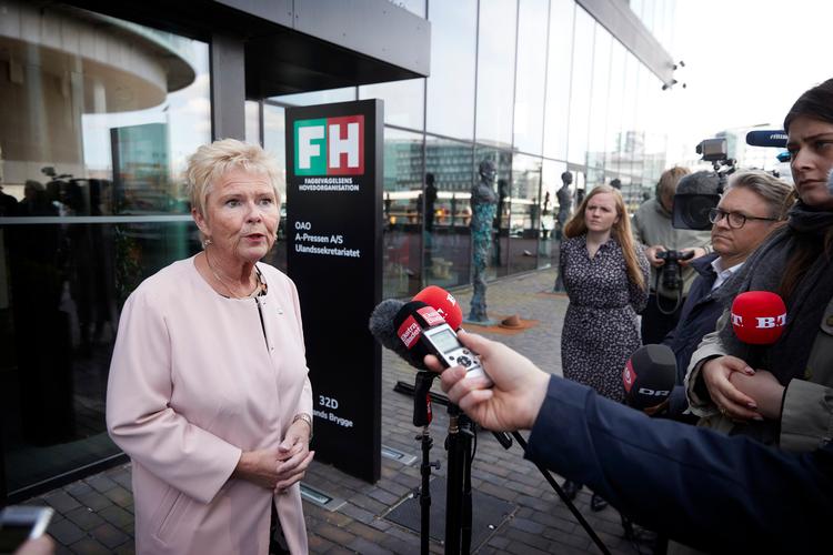     Formand i FH Lizette Risgaard har ikke mange venner tilbage på Christiansborg, hvilket også afspejles i reaktionerne på #MeToo-sagen. Partiet er tavst, skriver Elisabet Svane. Foto: Jens Dresling