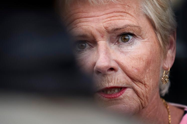 Formand i Fagbevægelsens Hovedorganisation, Lizette Risgaard, da hun fredag mødtes med pressen foran FH's hovedkvarter på Islands Brygge   Foto: Jens Dresling