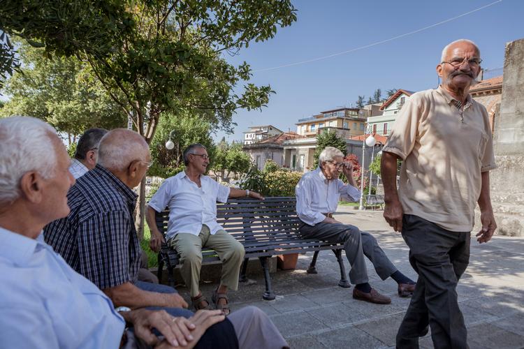 Mens der fødes stadig færre børn i Italien, og gennemsnitsalderen stiger, står regeringen i et dilemma med, hvordan den skal sikre arbejdskraft nok til at holde landets økonomi kørende.  Arkivfoto Dario Bosio