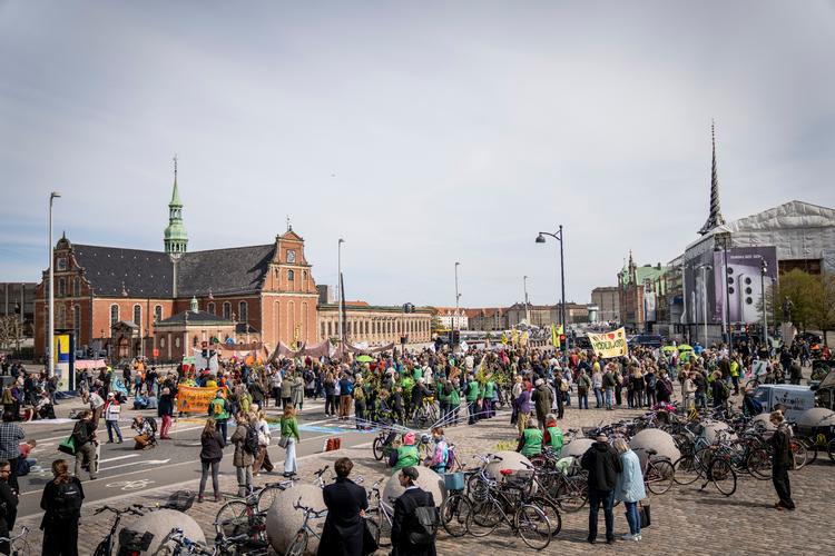 Extinction Rebellion arrangerer Befri Jorden ved Christiansborg i København, fredag den 28. april 2023.. Foto: Mads Claus Rasmussen/Ritzau Scanpix