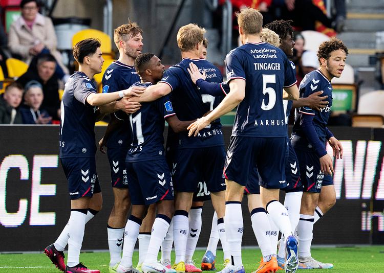 Tre mål har Mikael Anderson (th.) scoret i denne sæson. Alle på udebane i sejre over FC Midtjylland (2-0), AaB (1-0) og FC Nordsjælland (1-0). Foto: Claus Bech/Ritzau Scanpix