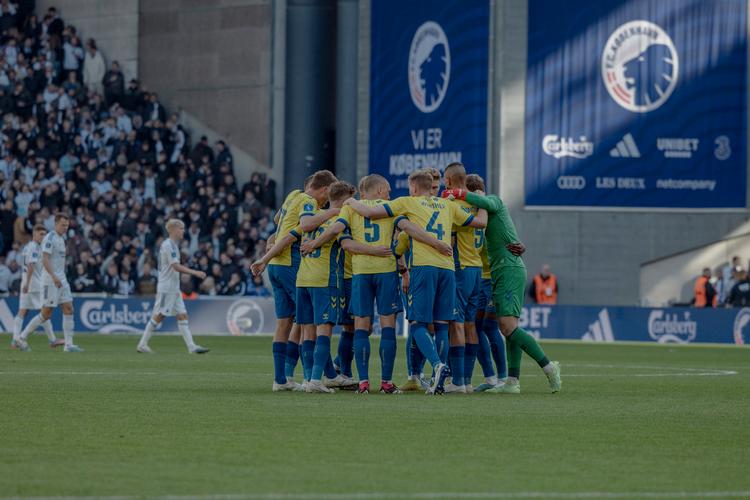 Brøndby ligger stadig sidst i mesterskabsspillet, men kan alligevel glæde sig over at have slået ærkerivalerne. Foto: Christian Falck Wolff