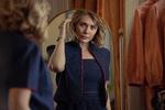 Elizabeth Olsen er fremragende som den gode kristne husmoder, der beslutter sig for at få noget fremmed, fordi hun keder sig. Det bliver begyndelsen på en tragedie.  Foto: HBO Max