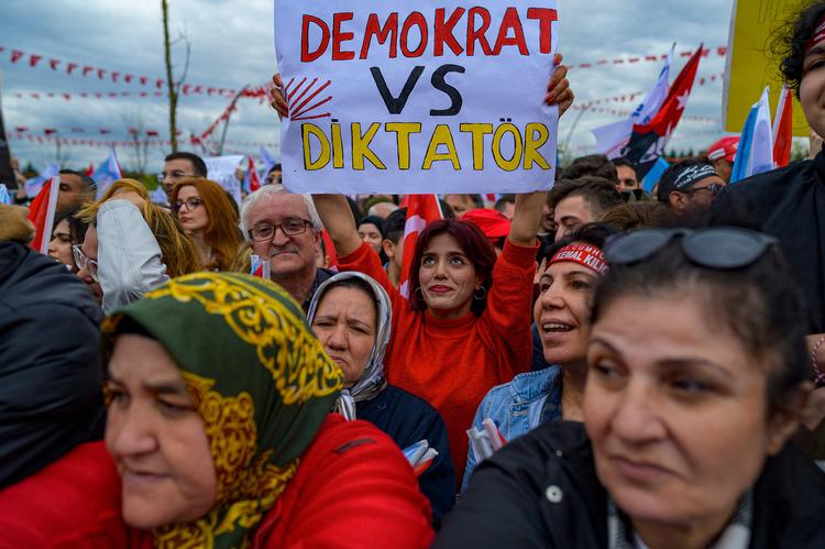 'Demokrater imod diktatoren' står der på banneret, som modstandere af Tyrkiets præsident Erdogan bærer i en demonstration før det tyrkiske valg 14. maj. Foto: Yasin Akgul/Ritzau Scanpix