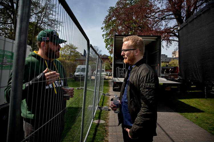 Da den fungerende FH-formand trådte op på scenen, sank humøret sig hos de fremmødte fagbevægelsesfolk. Efter talen fik han en snak med fremmødt håndværker.  Foto: Martin Lehmann