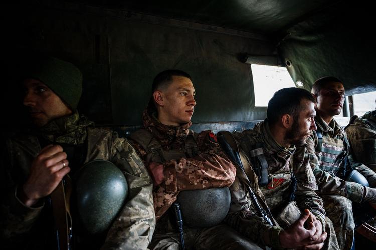 Ukrainske soldater på vej mod frontlinjen i Bakhmut, hvor måneders kampe ifølge USA har kostet Rusland omkring 20.000 soldater livet og såret yderligere 80.000. Foto: Dimitar Dilkoff/Ritzau Scanpix
