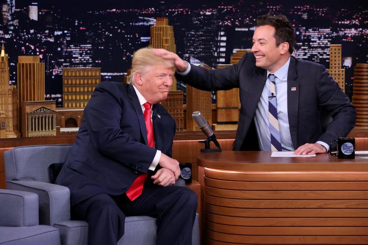 Jimmy Fallon, der er vært på talkshowet 'The Tonight Show' på NBC, toner ikke som vanligt frem på skærmen tirsdag aften på grund af en strejke i Hollywood blandt manuskriptforfatterne. Her ses han sammen med den daværende republikanske præsidentkandidat Donald Trump i 2016. Foto: Handout/Ritzau Scanpix