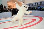 Skuespilleren Jared Leto hyldede Karl Lagerfeld ved at ankomme som designerens legendariske kat, Choupette.  Foto: Angela Weiss/Ritzau Scanpix