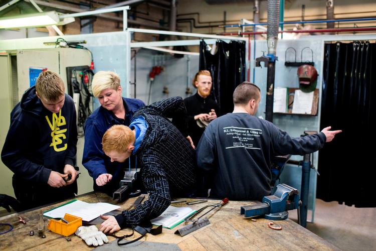 En ny 2-årig ungdomsuddannelse kan være vejen til at få flere unge til at tage en erhvervsuddannelse, håber formanden for erhvervsskolerne. (arkivfoto) Foto: Janus Engel