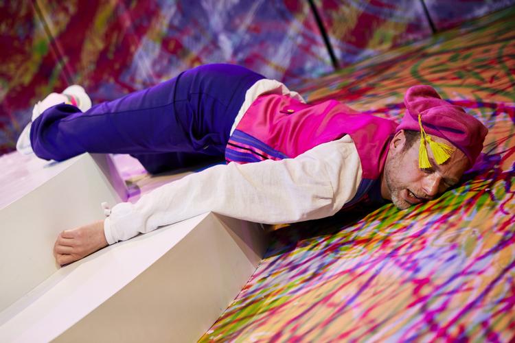 Morten Burian holder sammen på det hele, mens han også skal glide ind og ud af rollerne og overskue løjerne. Foto: Catrine Zorn