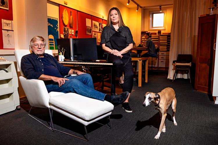 Ebbe Gehl og hans datter Stine. Hun er uddannet fra Danmarks Designskole, og han har arbejdet som aktiv designer siden 1960'erne. Foto: Jacob Ehrbahn