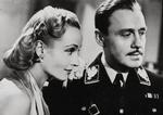To kæmpekrukker (Carole Lombard og Jack Benny) elsker hinanden trods utroskab, Shakespeare og verdenskrig. Begge træder i karakter som filmhistoriens mest sofistikerede frihedskæmpere. Foto: United Artists / Album/Ritzau Scanpix