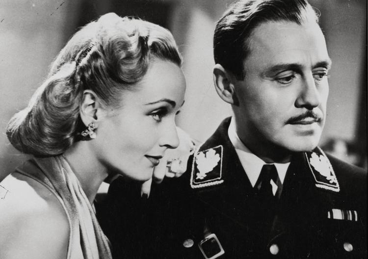 To kæmpekrukker (Carole Lombard og Jack Benny) elsker hinanden trods utroskab, Shakespeare og verdenskrig. Begge træder i karakter som filmhistoriens mest sofistikerede frihedskæmpere. Foto: United Artists / Album/Ritzau Scanpix