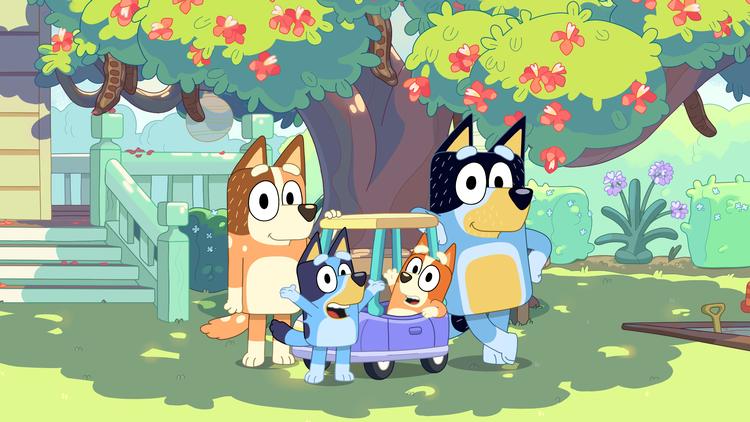 Muuar! Fa-ar! Bingo! ...  Bluey! Intro-melodien er tatoveret i forældrehjerner verden over. Foto: Disney+