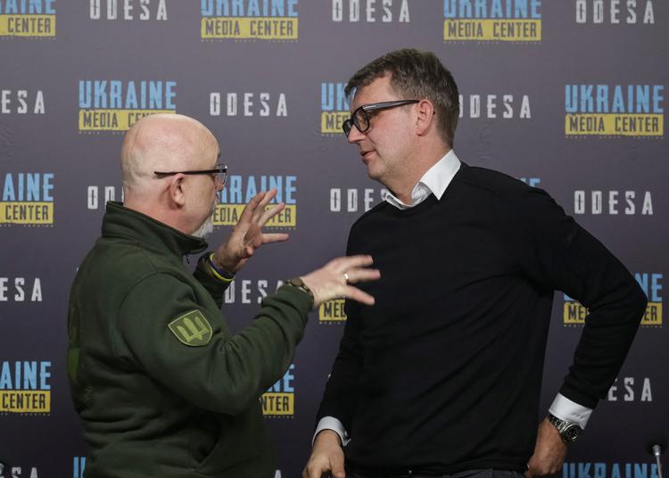 Fungerende forsvarsminister Troels Lund Poulsen fotograferet 10. april i den ukrainske havneby Odesa, hvor han mødte landets forsvarsminister, Oleksii Reznikov. Foto: Stringer/Ritzau Scanpix