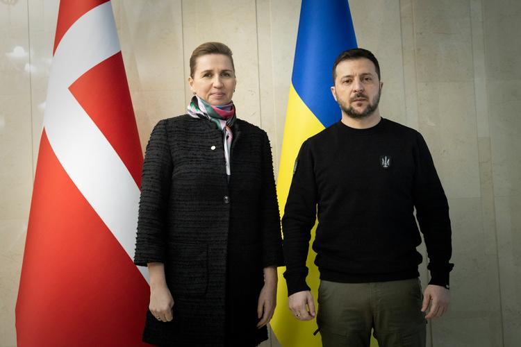 Statsminister Mette Frederiksen mødes onsdag med den ukrainske præsident, Volodymyr Zelenskyj, i Helsinki. Her ses de to under et besøg i Ukraine i januar. Foto: Mads Nissen