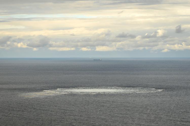 Med udgangspunkt i opsnappet russisk radiokommunikation og satellitbilleder er det lykkes at kortlægge russiske skibes sejlruter og stedfæste dem på konkrete positioner tæt på og lige hen over gasledningen. Foto: Danish Defence Command/Ritzau Scanpix