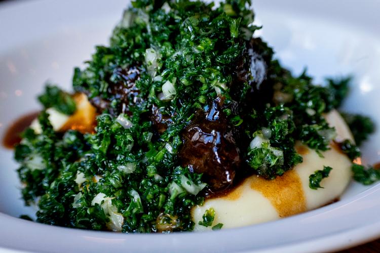 Oksekæber med kartoffelpure og gremolata.  Foto: Mads Nissen