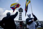 Tibet skaber med jævne mellemrum overskrifter i Danmark. Her er to demonstranter i 2019 mødt op med Tibetflag foran Zoologisk Have for at protestere mod to ankomsten af kinesiske pandaer, som ifølge demonstranterne var et dansk knæfald for Kina. Foto: Mads Nissen