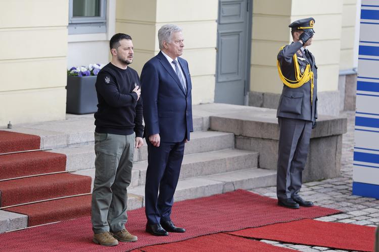 Kommissionens udspil kom samme dag, som Volodymyr Zelenskyj mødte op i Finland til nordisk topmøde, hvor han gentog sit krav om at få kampfly fra Europa.  Foto: 10430 Christine Olsson/tt/Ritzau Scanpix