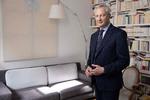 Finansminister Bruno Le Maire i sit hjem i Paris, hvor han bruger sin fritid til at skrive romaner og essays. Han lagde ud som student med at skrive romaner af erotisk karakter. Foto: Joel Saget/Ritzau Scanpix
