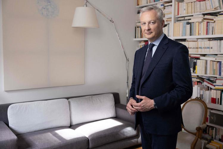 Finansminister Bruno Le Maire i sit hjem i Paris, hvor han bruger sin fritid til at skrive romaner og essays. Han lagde ud som student med at skrive romaner af erotisk karakter. Foto: Joel Saget/Ritzau Scanpix