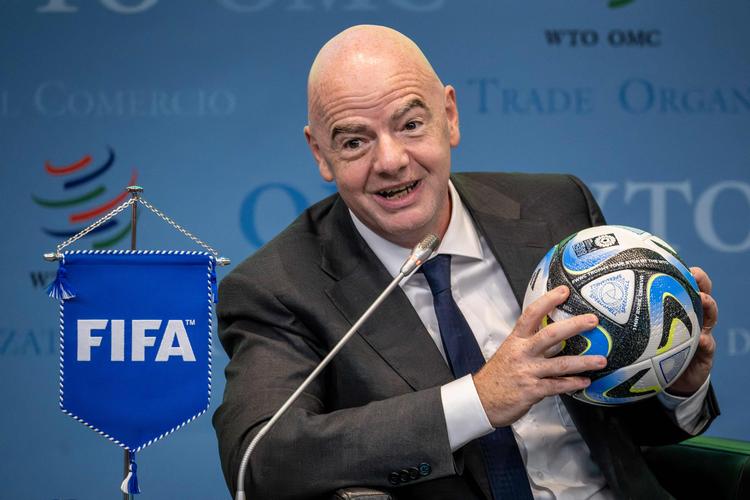 Med den officielle bold for det kommende VM i fodbold for kvindelandshold i hånden talte Fifa-præsident Gianni Infantino på en kongres i Genève mandag. Foto: Fabrice Coffrini/Ritzau Scanpix