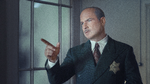 Liev Schreiber spiller - fremragende - den jødiske forretningsmand Otto Frank, der med sin familie må gå i skjul hos sekretæren Miep for ikke at blive fanget af nazisterne.  Foto: Disney +