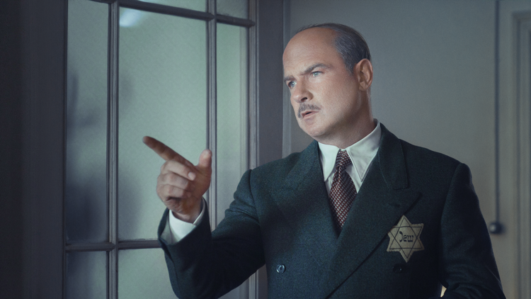 Liev Schreiber spiller - fremragende - den jødiske forretningsmand Otto Frank, der med sin familie må gå i skjul hos sekretæren Miep for ikke at blive fanget af nazisterne.  Foto: Disney +