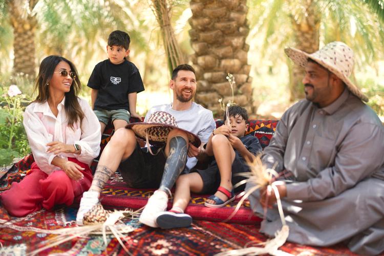 Lionel Messi og familien nyder livet på en reklametur til Saudi-Arabien, hvor en stor klub måske bliver spillerens næste arbejdsplads.   Foto: Handout/Ritzau Scanpix