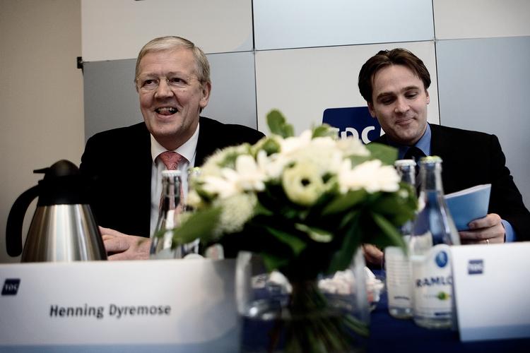 TDC's daværende koncernchef, Henning Dyremose (tv), og bestyrelsesformand Kurt Bjørklund i april 2006, da TDC udloddede 40 milliarder kroner i udbytte til fem kapitalfonde. Pengene blev sendt tilbage til TDC som lån, og renterne på lånene er centrum for Højesterets dom torsdag.       Foto: Joachim Adrian
