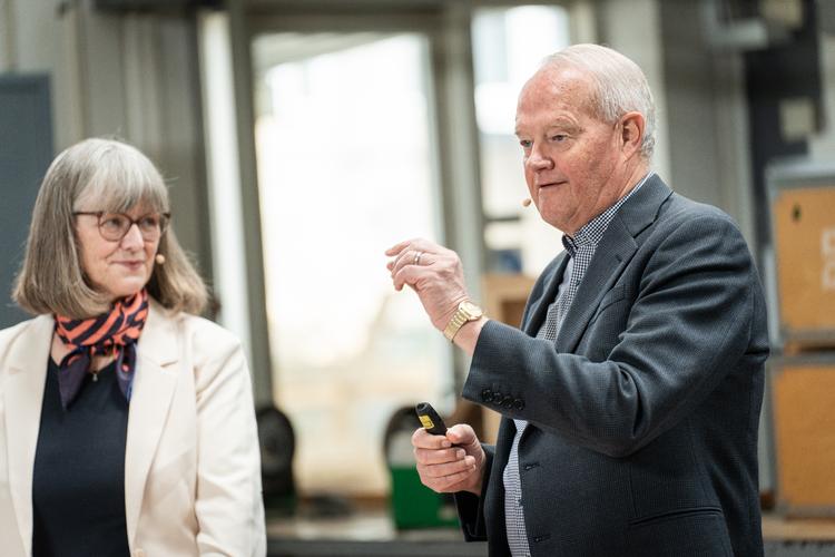 Det er svært at se, hvad man får ud af at afskaffe 10. klasse - udover at presse de unge endnu mere uden grund. Det skriver Rune Møller Stahl, der forsker i forholdet mellem økonomiske idéer og politiske reformer. Her ses Nina Smith og Jørgen Søndergaard fra Reformkommissionen under deres seneste fremlæggelse 3. maj.  Foto: Emil Nicolai Helms/Ritzau Scanpix