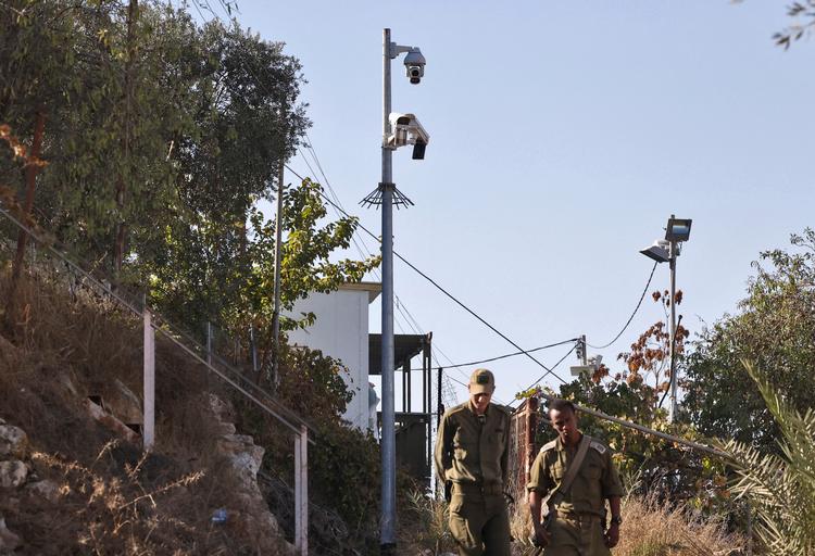 Israelske soldater i Hebron på den besatte Vestbred., hvor det israelske militær har iværksat et massivt netværk af overvågningskameraer med ansigtsgenkendelse af den palæstinensiske befolkning.
 Foto: Hazem Bader/Ritzau Scanpix