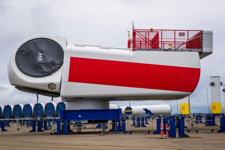 Vindmølledele på Rønne Havn, der bliver et grønt erhvervscentrum, hvis Energiø Bornholm bliver til virkelighed.  Foto: Pelle Rink