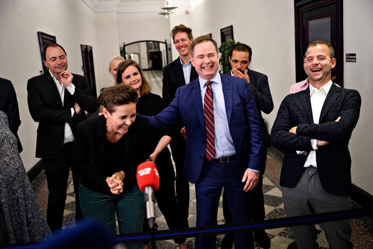 Så glade var forhandlerne med finansminister Nicolai Wammen i spidsen, da de i 2020 indgik aftalen om energiøer. Siden er betingelsen om, at de skulle være gratis for staten, skredet.  Foto: Philip Davali/Ritzau Scanpix