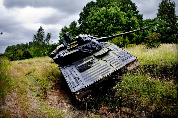 Hærens infanterikampkøretøjer er et godt eksempel på, hvordan økonomistyringen er kørt i grøften. En barsk og langvarig deltagelse i Afghanistankrigen er aldrig blevet fuldt op af nødvendig hovedreparation og modernisering. Det betyder, at mange køretøjer enten holder i garage, ikke kan køre eller har en stram kilometerbegrænsning.
 Foto: Carsten Snejbjerg