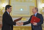 Daværende fransk premierminister Francois Fillon i 2011 med præsident Putin. Som privatmand har Fillon arbejdet som konsulent for russiske selskaber og siddet i deres bestyrelser. Han trådte først tilbage efter det russiske angreb på Ukraine i februar sidste år. Foto: Natalia Kolsenikova/AP
