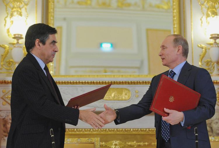 Daværende fransk premierminister Francois Fillon i 2011 med præsident Putin. Som privatmand har Fillon arbejdet som konsulent for russiske selskaber og siddet i deres bestyrelser. Han trådte først tilbage efter det russiske angreb på Ukraine i februar sidste år. Foto: Natalia Kolsenikova/AP