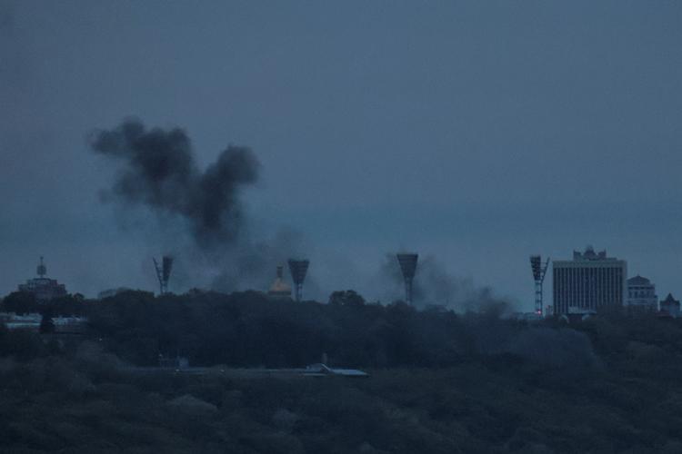 Røg over Kyiv efter nedskydningen af en drone. Foto: Stringer/Ritzau Scanpix