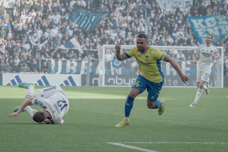 Efter at have nedlagt FC København har Brøndby og Kevin Mensah stadig chancen for også at overhale ærkerivalerne. Foto: Christian Falck Wolff