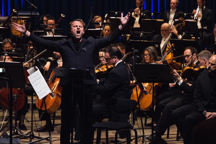 Som folkeforføreren var tenoren Magnus Vigilius overbevisende, selv om krigens logik haltede om kap med krigsveteranerne. Foto: Jacob Kristensen