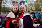 Tusinder og atter tusinder af briter vil følge med, når kong Charles i dag bliver kronet. Her har et par fans iført sig Charles- og Camilla-masker på The Mall i London.  Foto: Odd Andersen/Ritzau Scanpix
