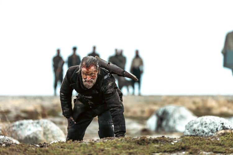 Jorma Tommila er karismatisk i rollen som guldgraveren med vanvittige skills fra sin tid som soldat i den finske hær, men han ender med at ligne en dummy i hænderne på en stuntkoordinater der øver actionscener.  Still Another World Entertainment