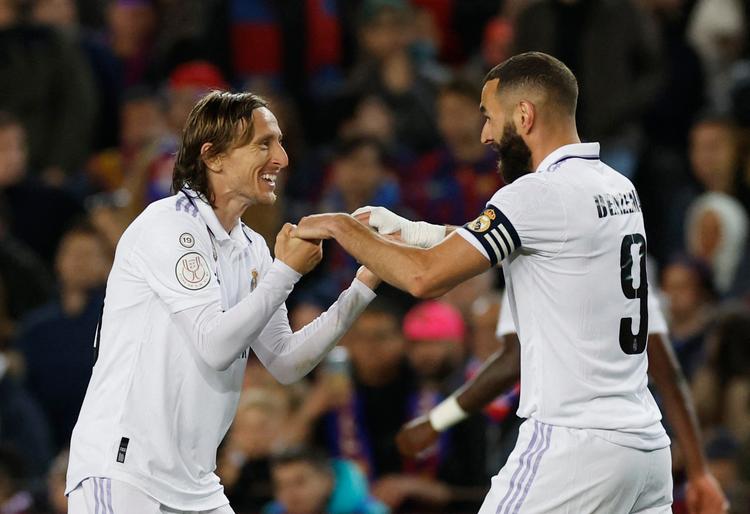 De brede smil var fremme, da Luka Modric (tv.) og Karim Benzema i starten af april fejrede sidstnævntes scoring under en 4-0-sejr i Copa del Rey over ærkerivalen Barcelona på Camp Nou. Senere vandt Real også pokalturneringen.  Foto: Albert Gea/Ritzau Scanpix