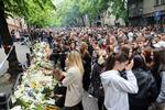     People gather to pay tribute near the school where a mass shooting was carried out by a boy who opened fire on others, killing fellow students and staff in Belgrade, Serbia, May 4, 2023. REUTERS/Antonio Bronic   Foto: Antonio Bronic/Ritzau Scanpix
